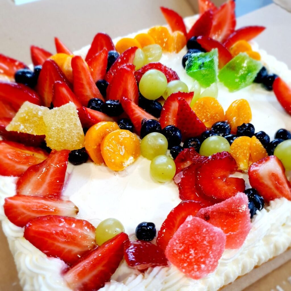 Biezpiena kūka ar sezonāliem augļiem 1kg